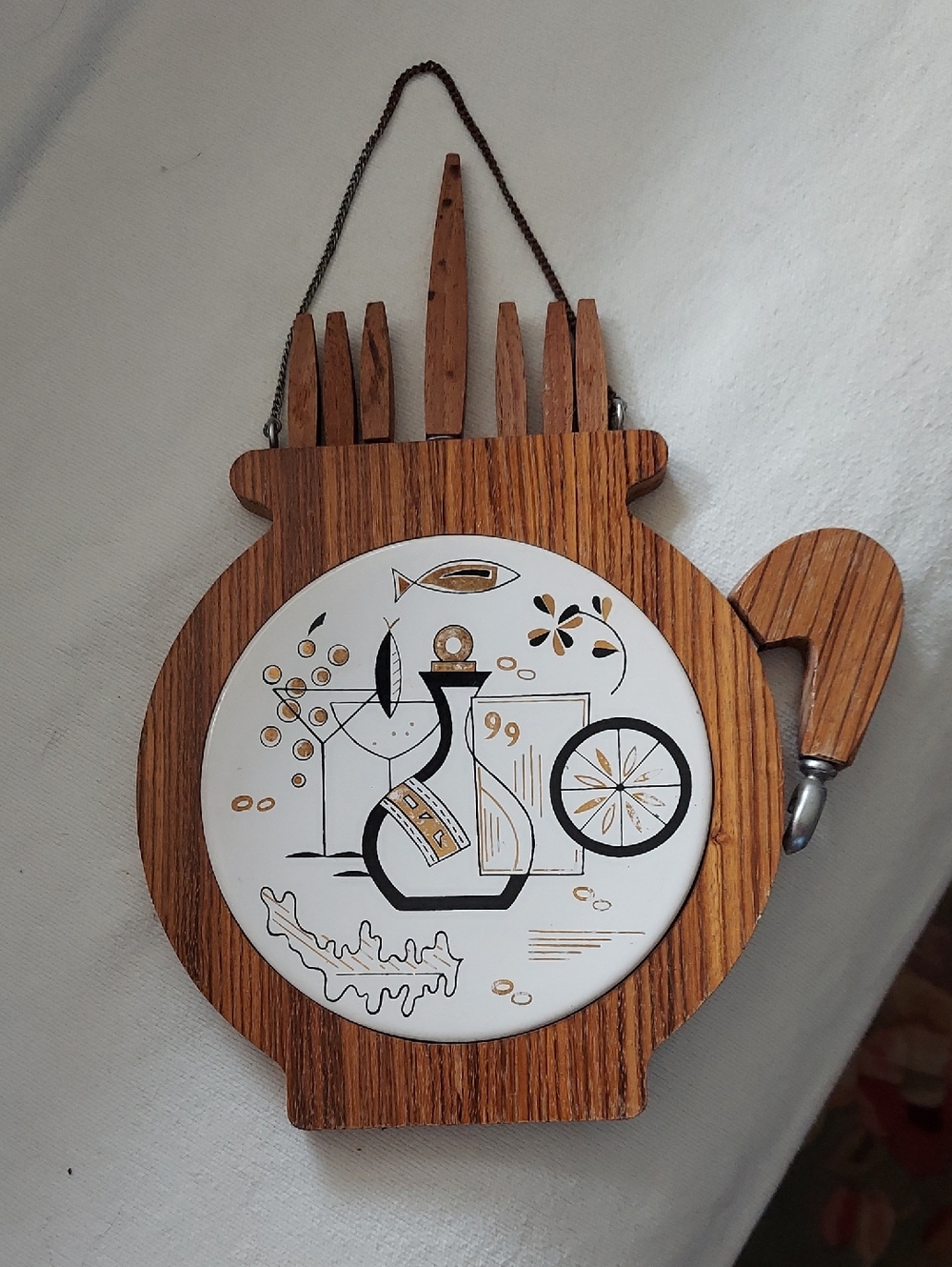 Wood Grain Kettle Wall Plaque with White Decorative Plate